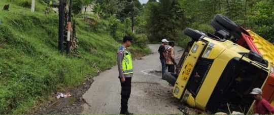TRUK PASIR TERGULING DI JALUR CIKONDANG, POLSEK BANJARWANGI LANGSUNG TINDAKLANJUTI