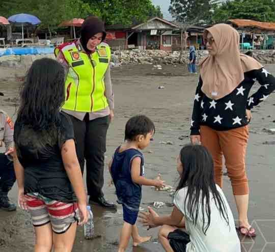 Jangan Lengah, Wisatawan Pantai Junti Dihimbau Jaga Anak-anak Saat Berenang