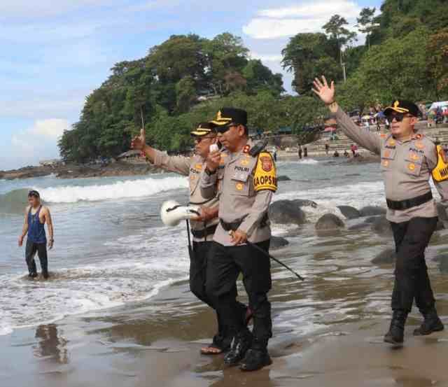 PANTAU KAWASAN WISATA PANTAI PALABUHANRATU SELAMA LIBUR LEBARAN, KAPOLRES SUKABUMI SERU PENTINGNYA KESELAMATAN