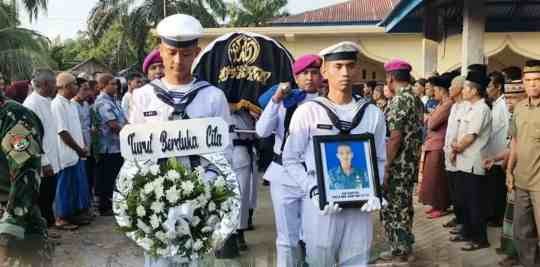 GUGUR DALAM PENUGASAN, DUA PRAJURIT MARINIR DIMAKAMKAN SECARA MILITER