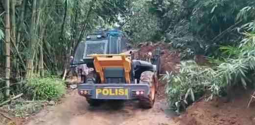 Polsek Limbangan Bersama Tim Gabungan Tangani Longsor di Jalur Garut–Sumedang
