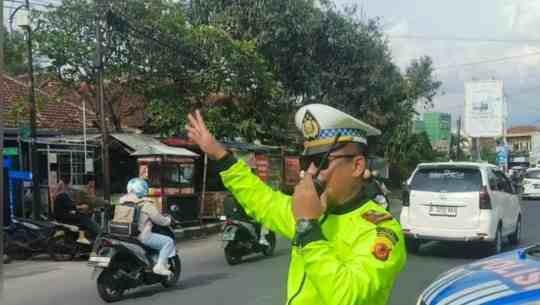 ARUS LALU LINTAS MENINGKAT, POLRES GARUT TERAPKAN ONE WAY 6 KALI DI JALUR STRATEGIS DALAM OPERASI KETUPAT LODAYA 2026